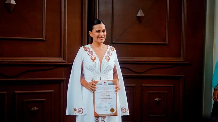 Autoridades electas destacan identidad cultural en entrega de credenciales en Santa Cruz