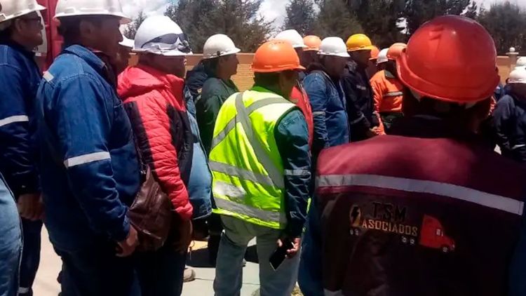 300 cisternas esperan descargar combustible en Senkata de El Alto