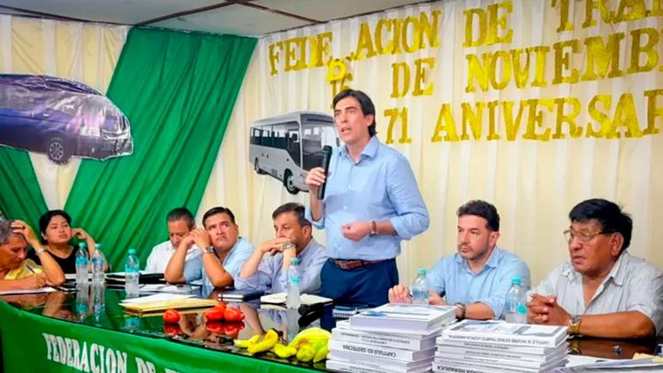 Transporte y Gobierno dialogan por combustible y estado de carreteras