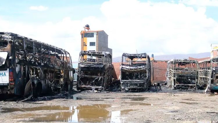 Incendio en taller mecánico destruye cinco buses en Oruro