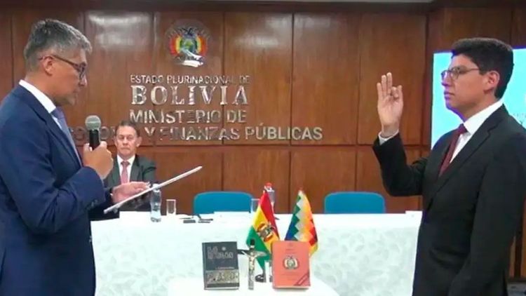 Ministro Espinoza posesiona a nuevo viceministro de Pensiones