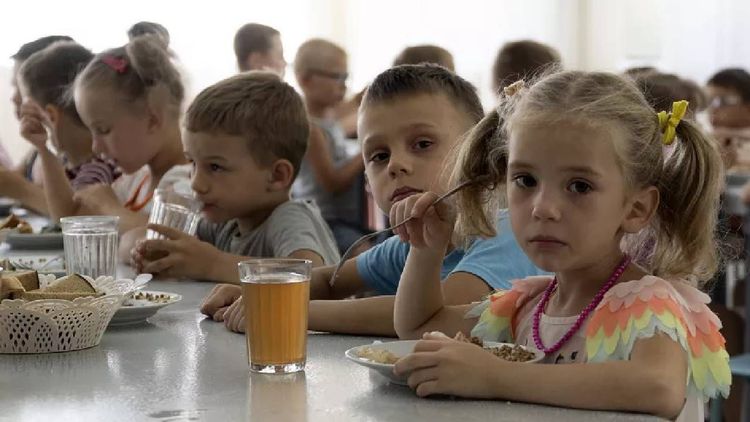 Reino Unido denuncia adoctrinamiento de 50.000 niños ucranianos en territorios ocupados por Rusia