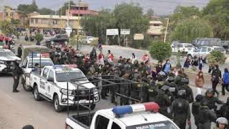 Exfiscal Roger Mariaca es trasladado por tierra a Potosí para cumplir detención preventiva en Cantumarca