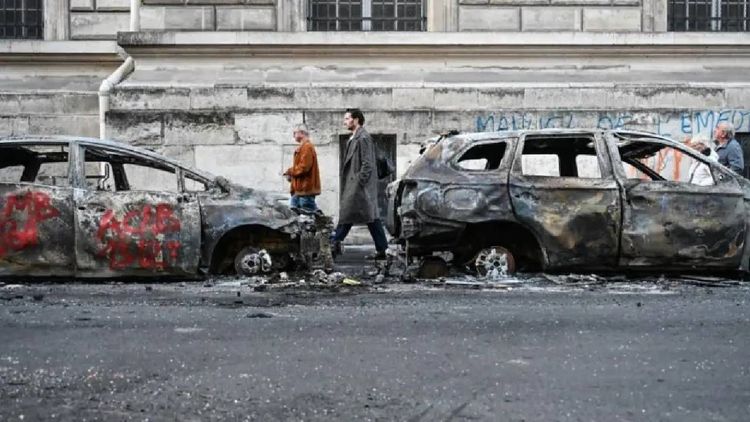  París amanece devastada tras una jornada de violentos disturbios y saqueos masivos