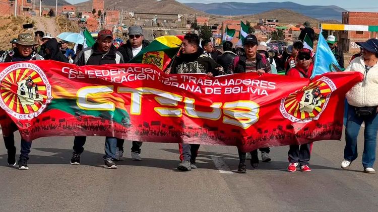 Maestros marchan desde Calamarca hacia La Paz en demanda de incremento salarial