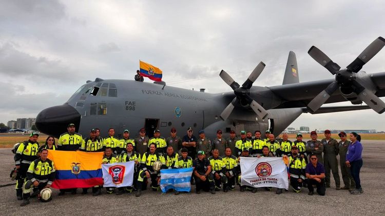 Ecuador envía rescatistas e ingenieros a Colombia tras el sismo