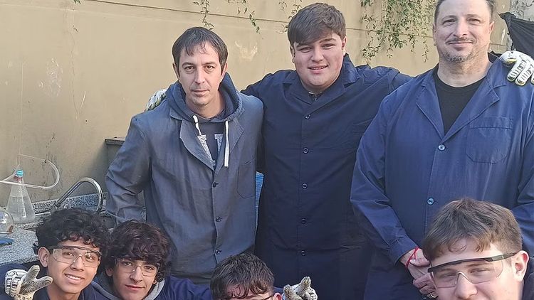 Estudiantes argentinos convierten residuos plásticos en combustible
