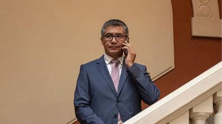 Espinoza retira el amparo y confirma su salida del Ministerio