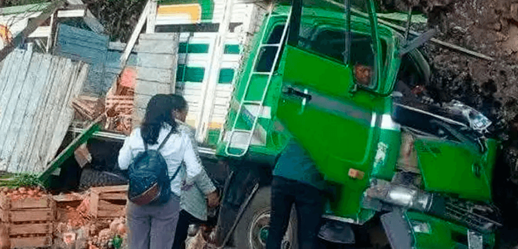 Triple colisión en los yungas deja dos fallecidos y seis heridos