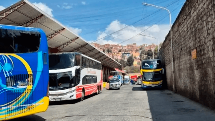 Suspenden viajes interdepartamentales desde La Paz por bloqueos