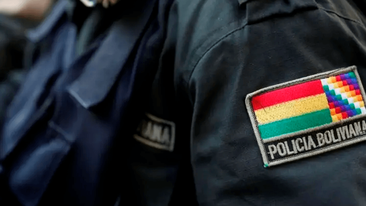 Policía despliega operativos para despejar bloqueos en La Paz