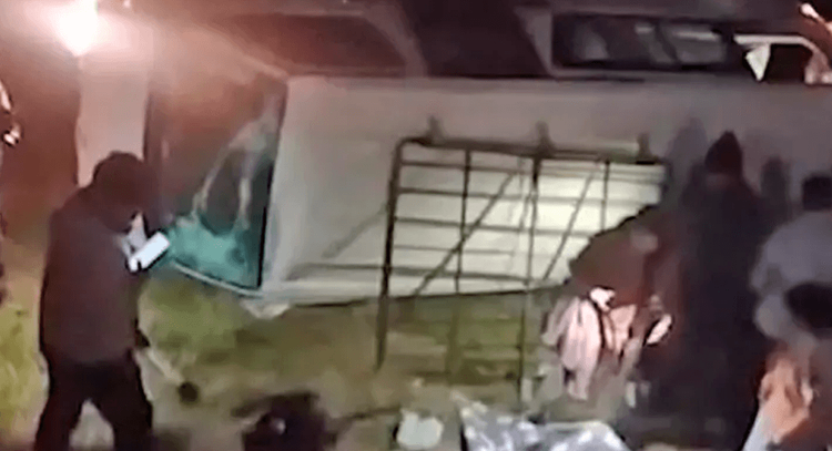 Vuelco de minibús en la ruta nueva cochabamba - santa cruz deja pasajeros heridos