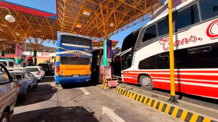 Transportistas denuncian largas filas por diésel