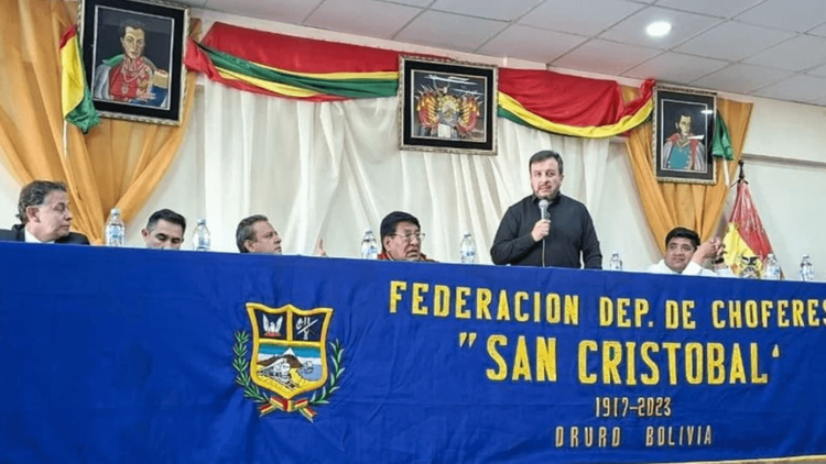 Gobierno retoma diálogo con transportistas en Oruro en medio de bloqueos