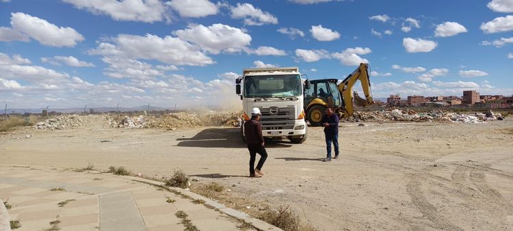 Retiran escombros en la zona Tunari FAB del Distrito 4 de El Alto