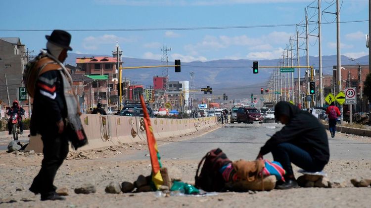 Ponchos Rojos bloquean vía La Paz–Oruro