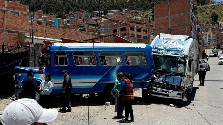 Colisión múltiple deja cuatro coches dañados en Llojeta