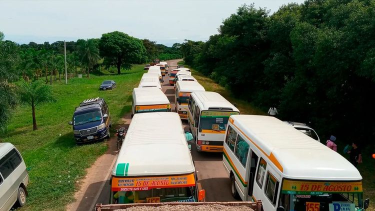 Denuncian bloqueo a micros en ingreso a Paurito