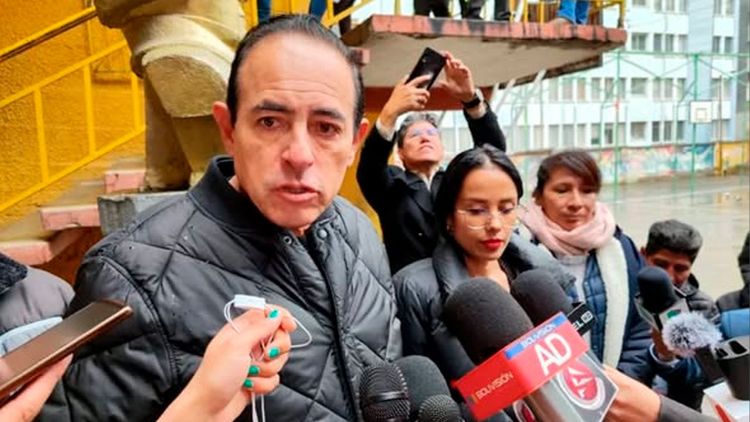 Dockweiler no asiste a entrega de credenciales en La Paz