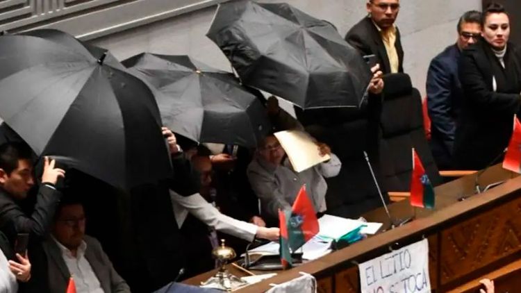 Tensión en Diputados por contratos de litio y ministro Gallardo es rociado con agua durante su informe