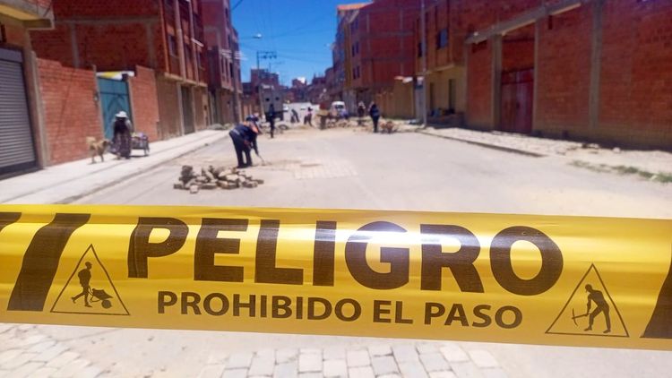 El Alto realiza bacheo con losetas recicladas en la urbanización El Ingenio