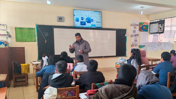 Starlink mejora el aprendizaje en aulas de El Alto