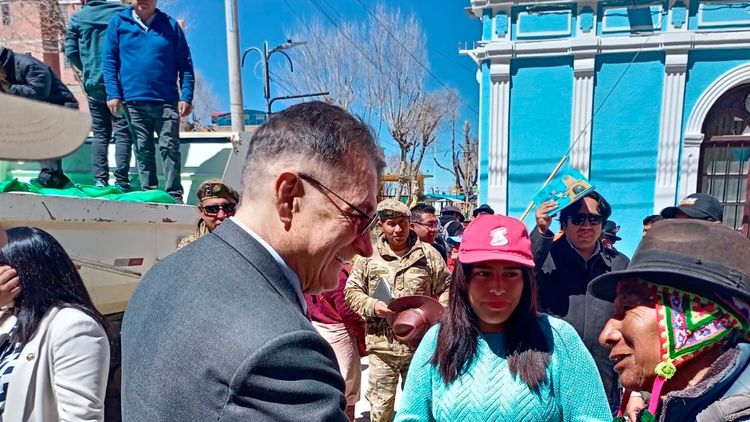 Defensa Civil entrega ayuda a familias afectadas por nevadas en Uyuni
