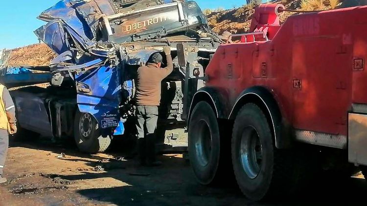 Camión con 1.600 cajas de cerveza se vuelca en la ruta La Paz-Oruro