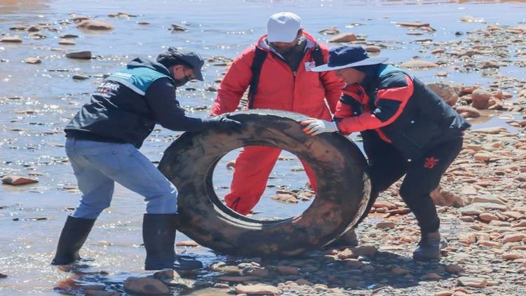 El alto moviliza a más de 200 personas para limpiar el río seco