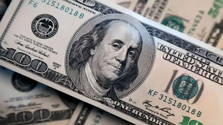 Dólar de la calle baja y se cotiza por debajo del oficial