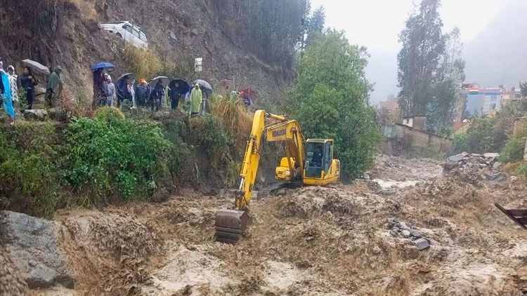 Riada afecta calles y viviendas tras desborde de un río en Quime