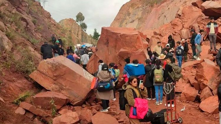 Deslizamiento cubre con rocas un tramo de la ruta oruro–cochabamba y deja vehículos varados