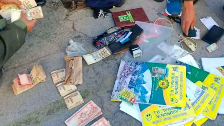 Policía aprehende a dos hombres con Bs 34.690 y una lista de manifestantes en La Paz