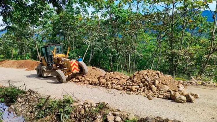 Trabajos de mantenimiento en carretera Locotal – Villa Tunari