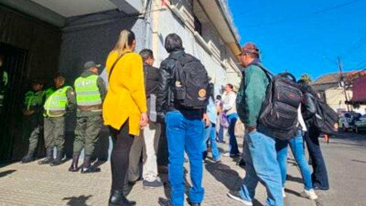 Con resguardo policial, se instala el diálogo entre el Gobierno y los maestros; proponen bono de Bs 2.400