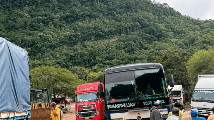  Derrumbes provocan el cierre total del tramo La Angostura - Samaipata en la carretera antigua