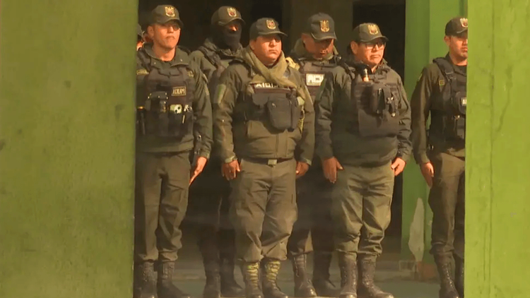 San Julián mantiene el punto de bloqueo pese al Estado de excepción; Policía se reúne en el Comando de Santa Cruz