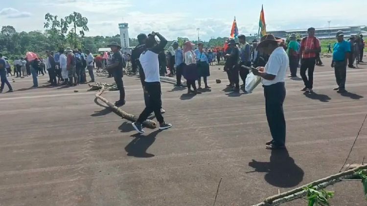 Cocaleros toman el aeropuerto de Chimoré en defensa de Evo Morales y advierten con una sublevación
