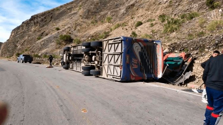  Tragedia en Tarija: Tres fallecidos y más de 20 heridos tras el embarrancamiento de una flota en Falda la Queñua