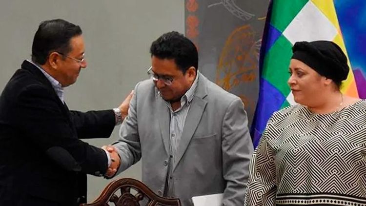 Arce acepta renuncia de César Siles y transición al nuevo ministro se completará el martes 17