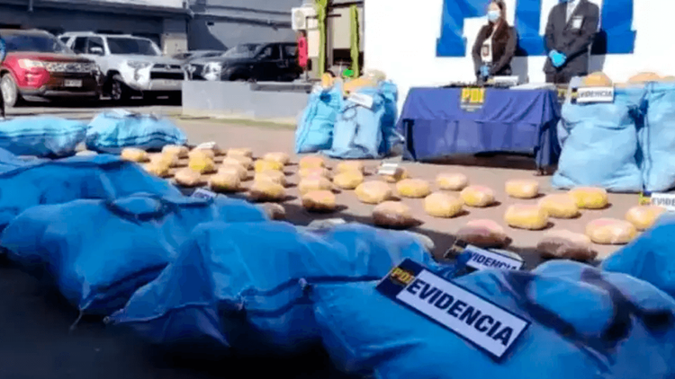 Detienen a ciudadano boliviano con 861 kilos de droga y un fusil de guerra en Chile