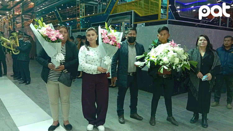 Alcaldía acompaña cambio de vestuario a la Virgen del Carmen